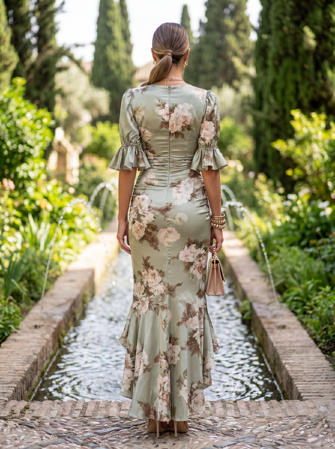 Ana | Robe longue asymétrique en satin vert avec décolleté en V