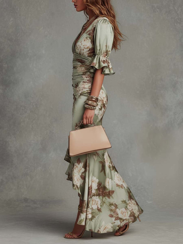 Ana | Robe longue asymétrique en satin vert avec décolleté en V
